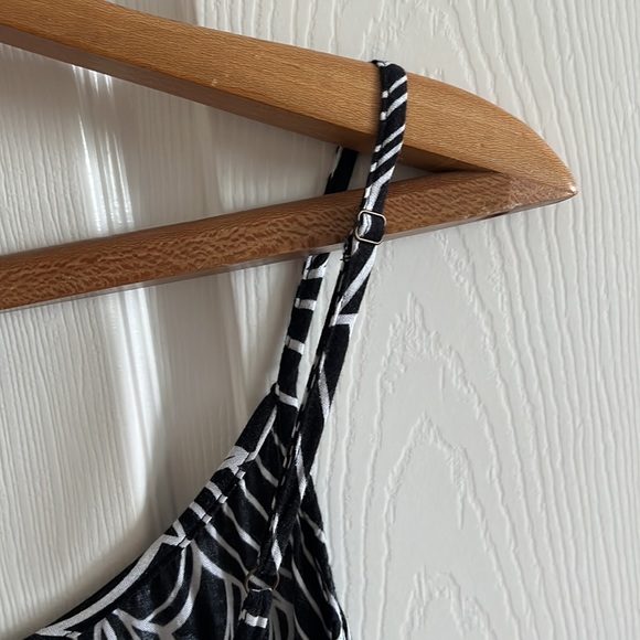Black & White Patterned Flowy Thin Strap Swing Dress Size Medium - Picture 4 of 6